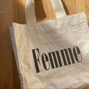 ARITZIA’s MAIN CHARACTER - Femme Tote